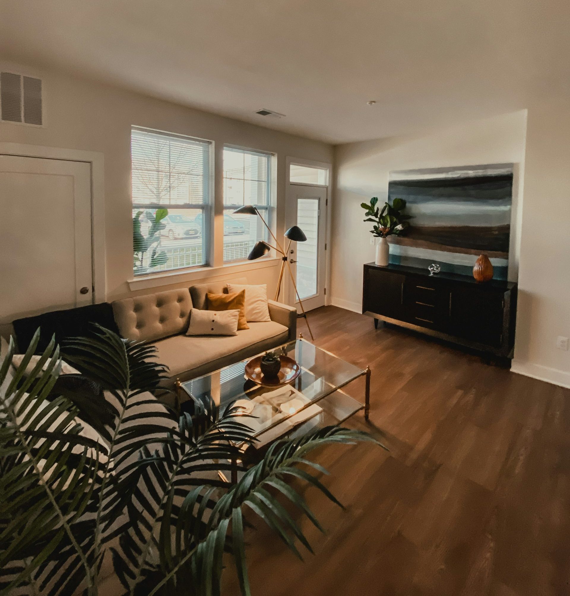 Téléviseur à écran plat noir sur un meuble TV en bois noir